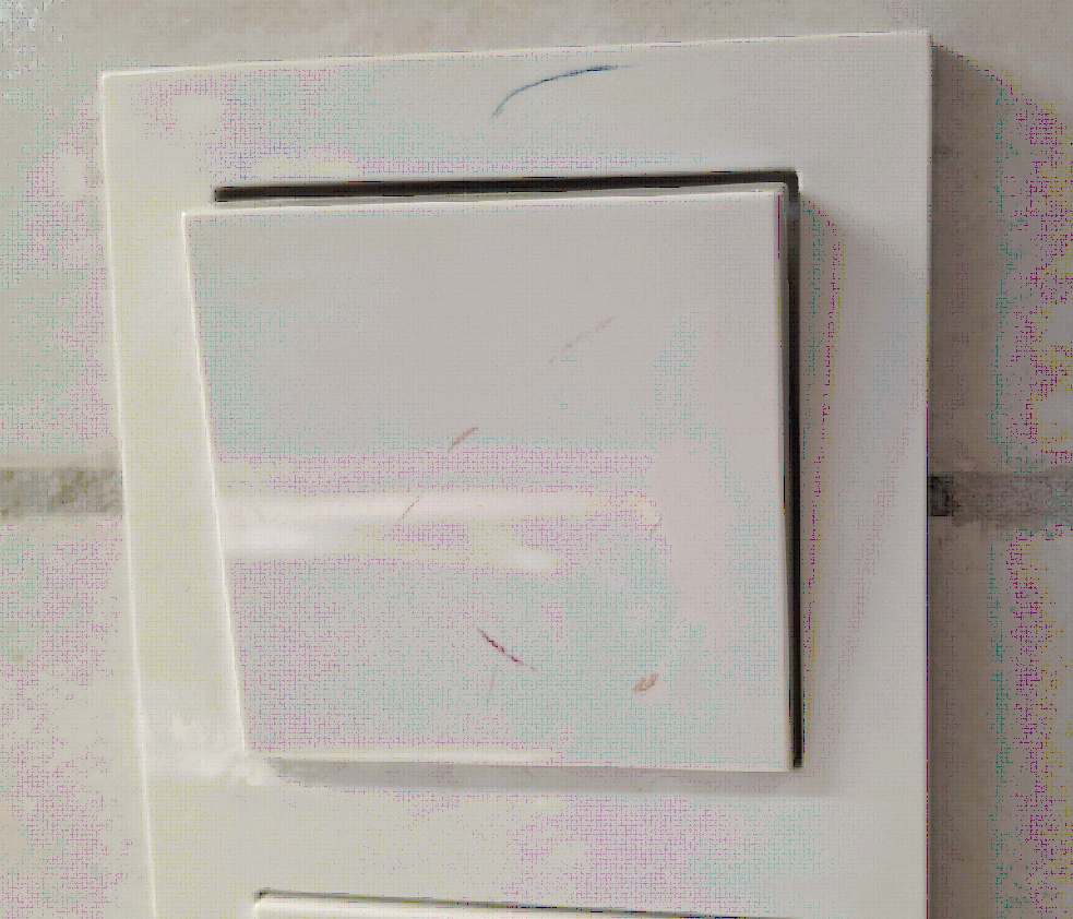 Schalteroberfläche mit roten Spuren